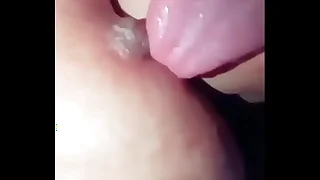 Estaba super caliente y alcance a tocar mi pezon sweep la lengua